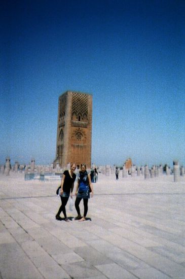 Daniela und ich vor dem Hassan Turm