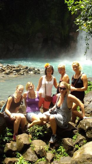 Ank, ich, Camilla, Sofie, Annekin und Birgit vor dem Wasserfall