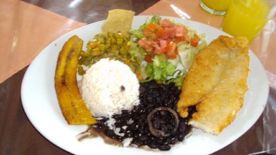 Fisch mit Reis und Bohnen und einer gebratenen Banane - typisch costaricanische Küche