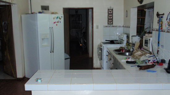 Die Küche - man beachte den großen Kühlschrank mit Eisspender