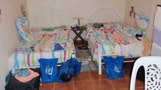 unsere Zimmer, rechts von mir ist nur noch ein kleiner Tisch