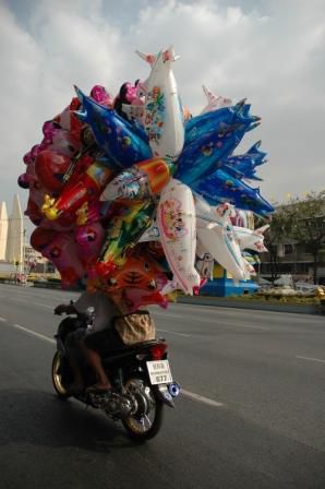 Uebliches Bild auf den Strassen Bangkoks