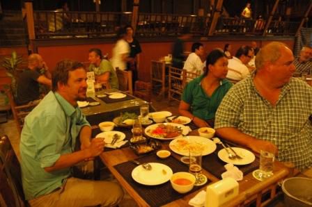 Juergen, Lee und seine Frau folgen der Buehnenshow im Restaurant