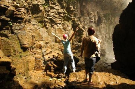 Wir geniessen die erfrischenden Wassertropfen unter dem Wasserfall
