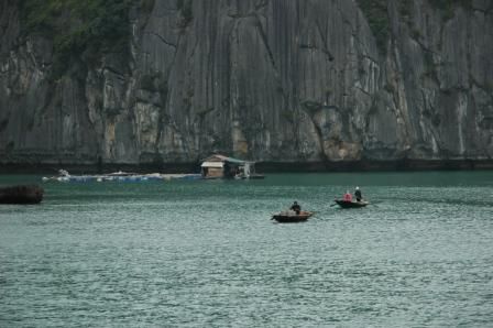 Einsames Floating House in der Ha Long Bay