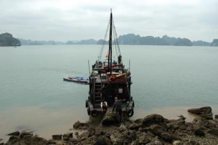 Unser Ausflugsschiff vor Monkey Island liegend