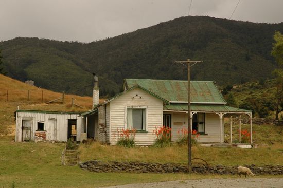 Charmante Holzhaeuser saeumen die Landstrasse.
