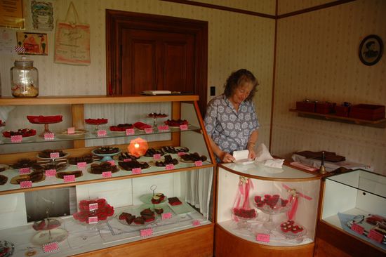 Rosy verpackt liebevoll unsere suesse Auswahl.