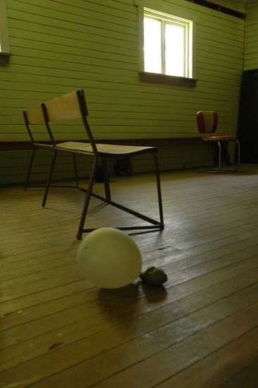 Das Earthquake Center wird von einer alten Schule...