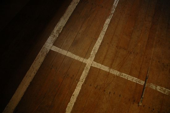 ...plus Turnhalle beherbergt.