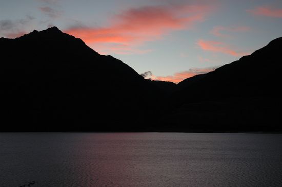 Lake Wanaka in der roten Stunde