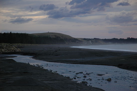 Nach dem Erwachen am Strand in der Naehe Kaikuras. Wer braucht schon eine Dusche, wenn er solch einen morgendlichen Ausblick haben kann.