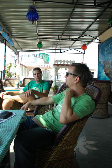 Tom und Juergen auf der Dachterrasse des Jag Niwahs