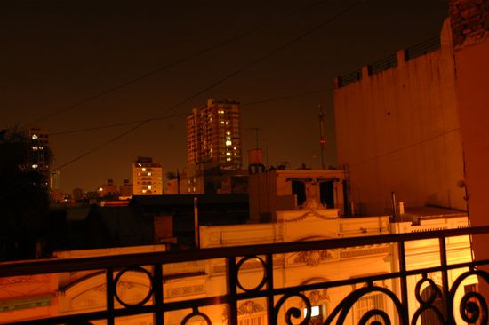 Von unserem Balkon saugen wir die Atmosphere Buenos Aires auf.
