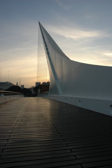 Eine Bruecke inspiriert von einem Tango tanzenden Paar.