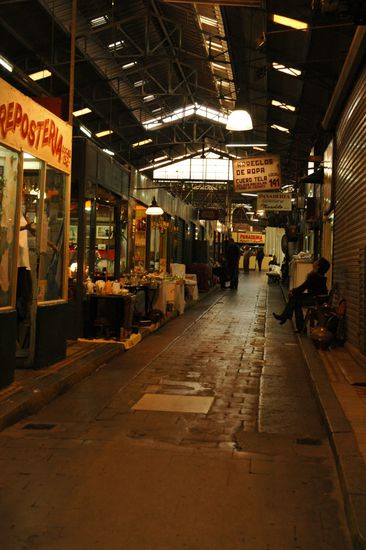 Auf der Suche nach Fundstuecken stuerzen wir uns in die Markthalle.