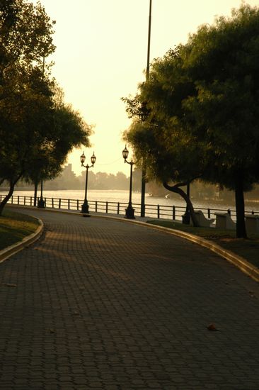 Beim Anblick der Uferpromenade zeigt Tigre seine schoenste Seite