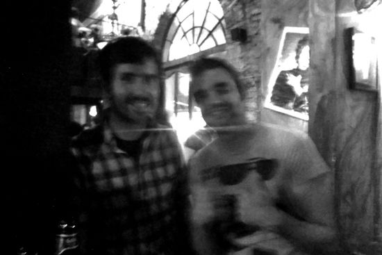 Julian und Hans "Nur noch mal kurz in diesen Club, komm!"