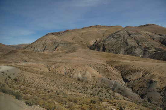 Faltige Bergruecken, die an riesige schlafende Tiere erinnern, grasende Lamas,...