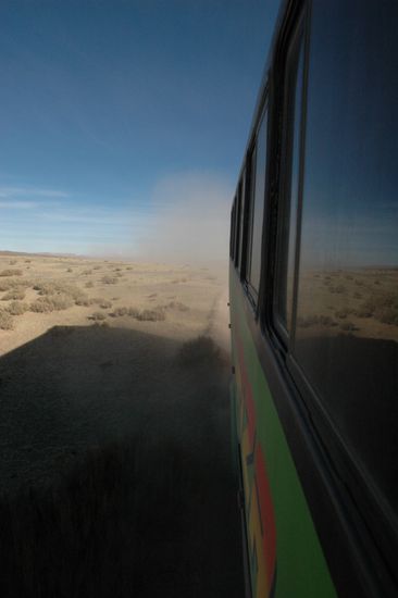 Wir bahnen uns den Weg durch die staubige Steppe...