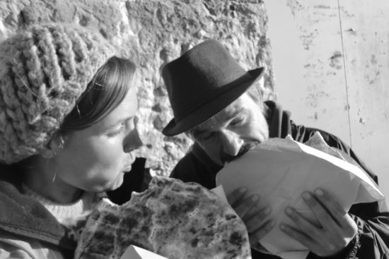 Erschoepft und hungrig nach drei Kilometern Rucksackschleppen