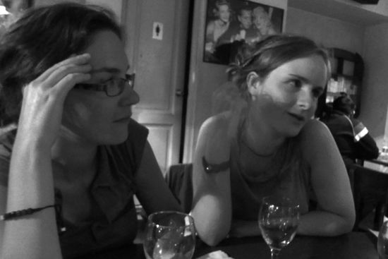 Mit Amandie und Manon auf ein Glaeschen Wein in einem der zahlreichen Cafes