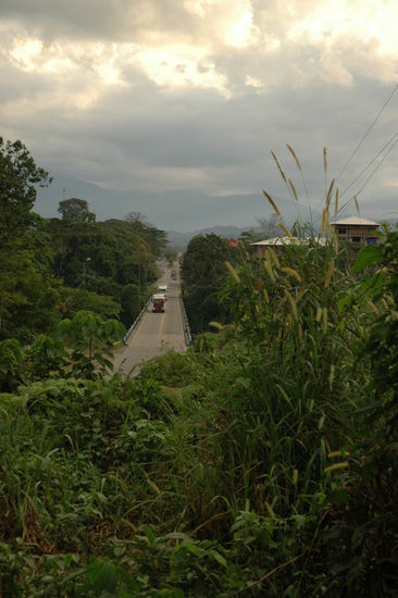 Der Blick aus unserer Unterkunft "Valle grande" - vor uns Villa Tunari und die Landstrasse, hinter uns der Dschungel.