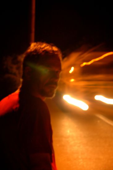 Voellig erschoepft muessen wir taeglich die viel befahrene Autobruecke ueberqueren, um bei "Reds" essen zu gehen oder auf dem Markt Lebensmittel einzukaufen.