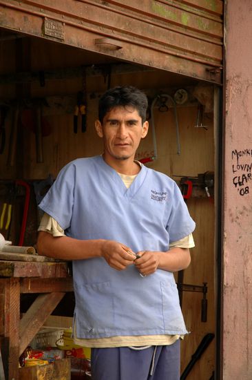 Nelson, einer der Tieraerzte, immer hilfreich zur Stelle, wenn es Probleme zu loesen gibt