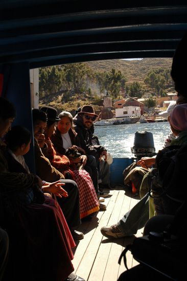 Erst nach der Ueberfahrt koennen wir unseren Bus, der mit einer anderen Faehre uebersetzt, erneut besteigen.