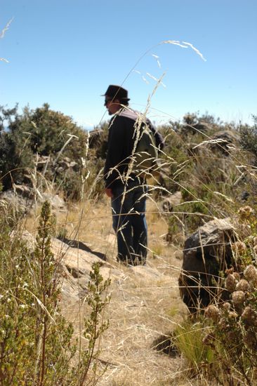 Wir suchen uns den Weg ueber kleine Aecker und steile Abhaenge hinab...