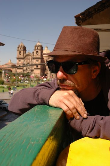 Keine Touren - stattdessen erkunden wir die Stadt auf eigene Faust und finden ein schoenes Cafe mit kleinen Balkonen und Blick auf den Plaza Cuscos.