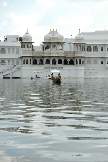 Lake Palace, wo einst James Bond uebernachtete