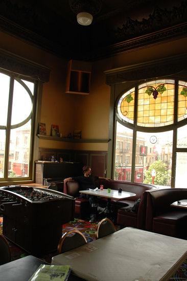 Der mächtige Aufenthaltsraum im Green Tortoise Hostel