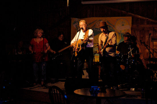 Whitey Ray und Jz James begleitet von Sue und Ric auf der Bühne im 290 West.