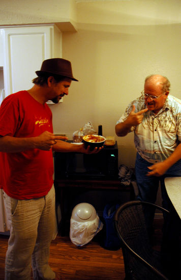 Alle sind verrückt nach Mole, einem für uns bisher unbekannten Tex Mex Dip aus Jalapenos, Schokolade und weiteren Zutaten.