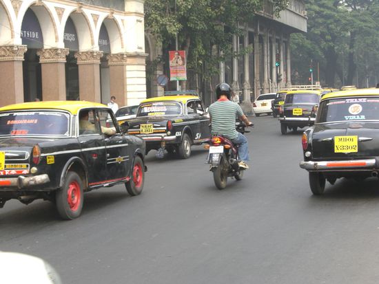 Schwarz-gelbe Taxis in Mumbai