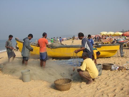 Fischermen bei der Arbeit - dahinter der Sonnengrill