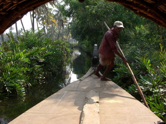 ... mit einem langen Bambusstock angeschoben