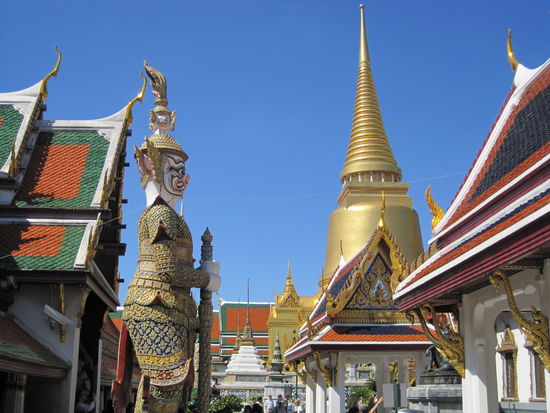 Der Waechter vor einem Tempel im Grand Palace