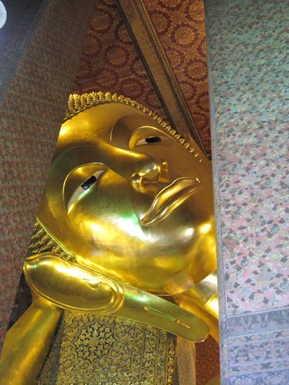 Der liegende Buddha im Wat Pho, ueber 40 Meter lang!
