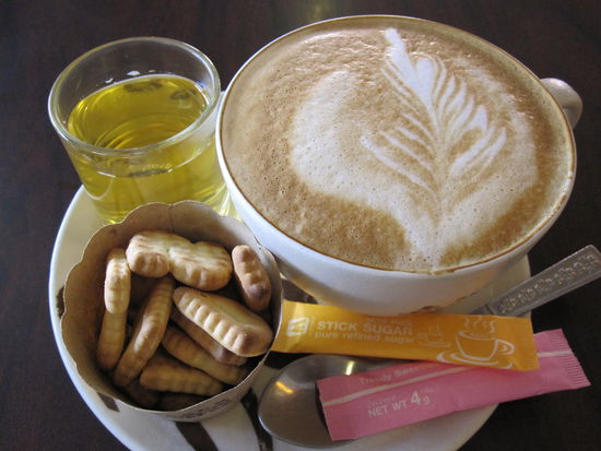 ... Cappuchino serviert mit Keksen und Jasmintee - 
einfach schoen!