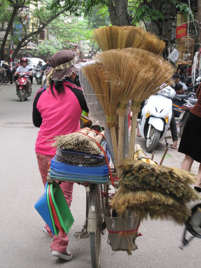...oder Besen:
Stake Frauen verrichten ihre Arbeit!
