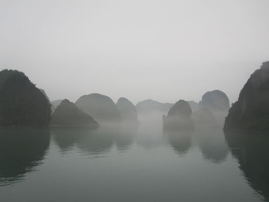 Bei Sonne smaragdgruenes Gewaesser 