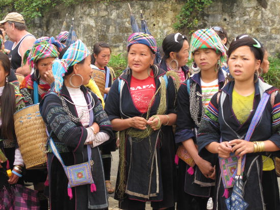 Hmong-Frauen erwartungsvoll