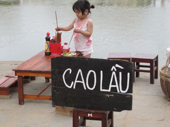 Sie richtet schon mal die Staebchen her