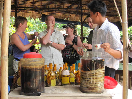 ... oder probiert ''Schnap'mit eingelegten Schlangen oder Spinnen ..... 