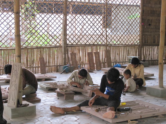 Junge Kuenstler stellen in einem Atelier vor Preah Kofiligrane Steinmetzarbeiten her mit Motiven von Angkor Wat - faszinierend!