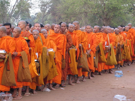 Am 28.4. war in Angkor Wat ein besonderer Tag: 
Die Moenche versammeln sich ....