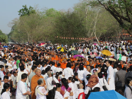 ... um sich von den Menschen Gaben in ihre Betteldosen oder auch - taschen stecken zu lassen